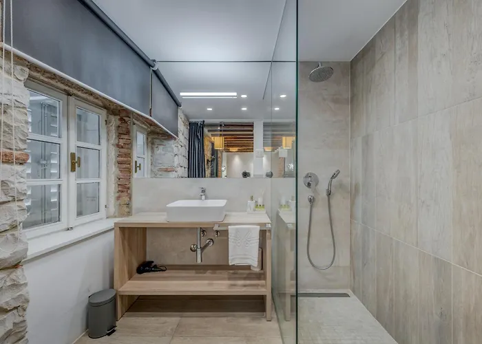 The Code Luxury Πανσιόν